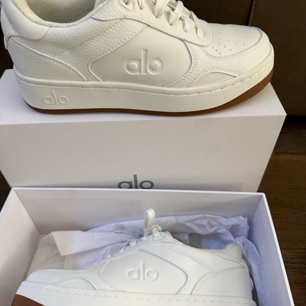 Alo Yoga Recovery Mode Low-Top Sneaker In White - Picture 2 of 6